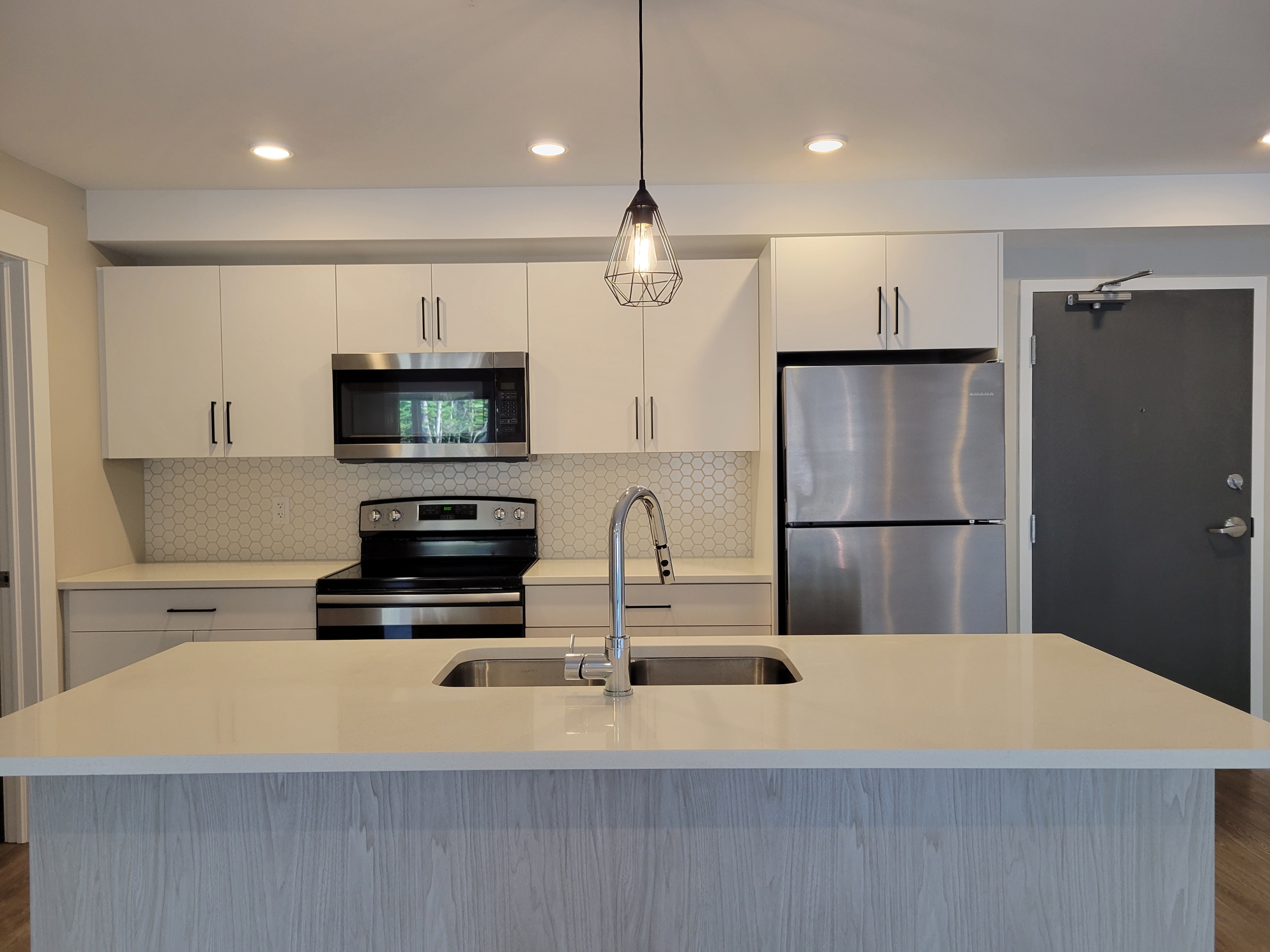208-100 Keith Rd